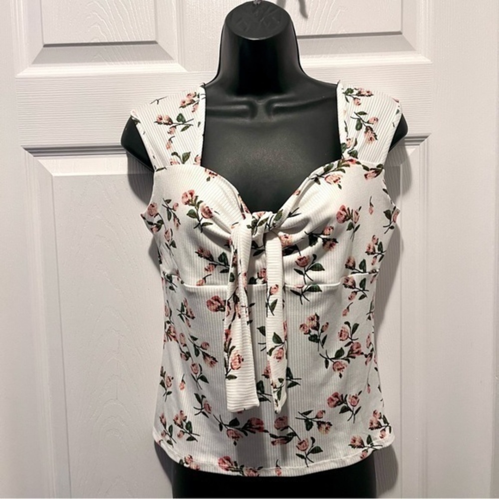3/25$💥 Colori top floral knotted short sleeve Women  Medium white cami tank